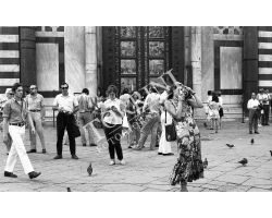 Foto storiche Firenze  turiste in Piazza Duomo