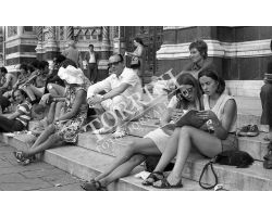 Foto storiche Firenze  turiste   in Piazza Duomo