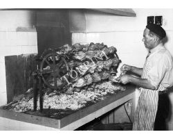 Foto storiche   girarrosto pollo cucina cuoco