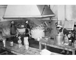 1955 09817 donne al  lavoro in cucina