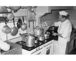Foto storiche Firenze  cuoco al lavoro in cucina ristorante