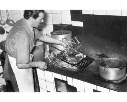 Foto storiche Firenze  cuoco al lavoro in cucina ristorante
