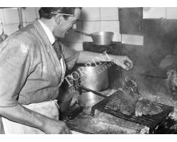 Foto storiche Firenze   cuoco  al lavoro cucina  ristorante bistecca