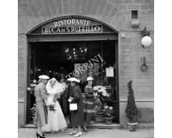 Foto storiche Firenze ristorante buca San Ruffilloe con matrimonio e sposa