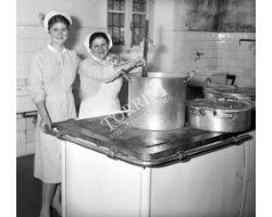 Foto storiche Firenze  Cuoca al lavoro in cucina