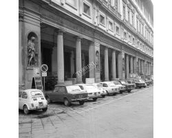Foto storiche Firenze  Automobili parcheggiate agli uffizi