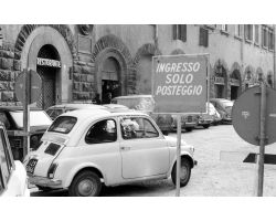 1970 L01 Parcheggio In piazza Duomo angolo via dei Servi 04 FIAT 500