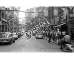 1970 Leica 22 02 mostra arte  in via Por santa Maria auto Fiat 500