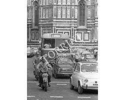1972  L30 02  auto FIAT 500  autobus  in Piazza Duomo ataf