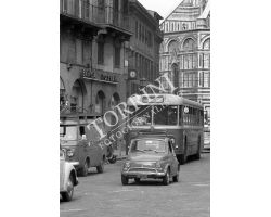 1972  L30 03 auto FIAT 500  autobus  in Piazza Duomo ataf