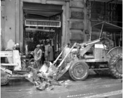 Foto storiche Firenze   negozio Poggi  alluvionato