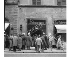 Foto storiche Firenze   ragazzi  in via cerretani birreria padovano