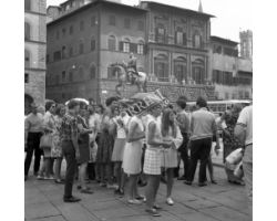 Foto storiche Firenze    turiste in Piazza Signoria
