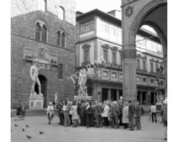 Foto storiche Firenze  turisti in piazza signoria