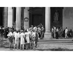 Foto storiche Firenze  turisti agli uffizi