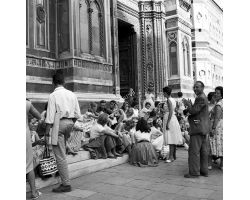 Foto storiche Firenze Turisti sugli scalini del Duomo