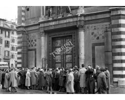 Foto storiche Firenze   turisti al battistero in piazza duomo