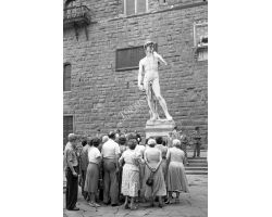 Foto storiche Firenze  turisti in piazza signoria