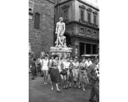 Foto storiche Firenze turiste  in Piazza Signoria