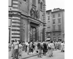 Foto storiche Firenze  turisti in piazza duomo battistero
