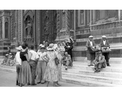 Foto storiche Firenze  ragazze turiste sagrato duomo
