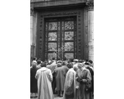 Foto storiche Firenze   porta del battistero con turisti