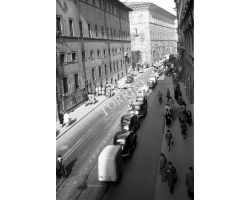 Foto storiche Firenze traffico auto  in via martelli 
