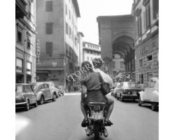 485 - 1968    ragazzi in moto in via Calimala