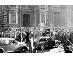 1954 08630 befana del vigile in piazza duomo