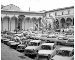 Auto in piazza SS Annunziata FIAT 1100
