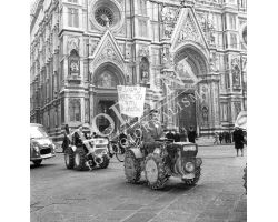 Corteo lavoratori contadini in piazza Duomo