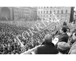 Enrico Berlinguer parla in piazza Signoria PCI 01 Ventura
