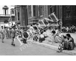 Donne turiste in piazza Duomo