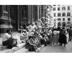Donne turiste in piazza Duomo