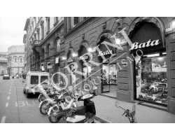 Negozio Bata in via Martelli motorini Piaggio