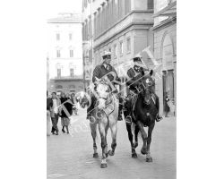 Vigili Urbani VVUU a cavallo in via Calzaiuoli