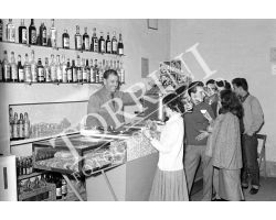Gente al bar giovani